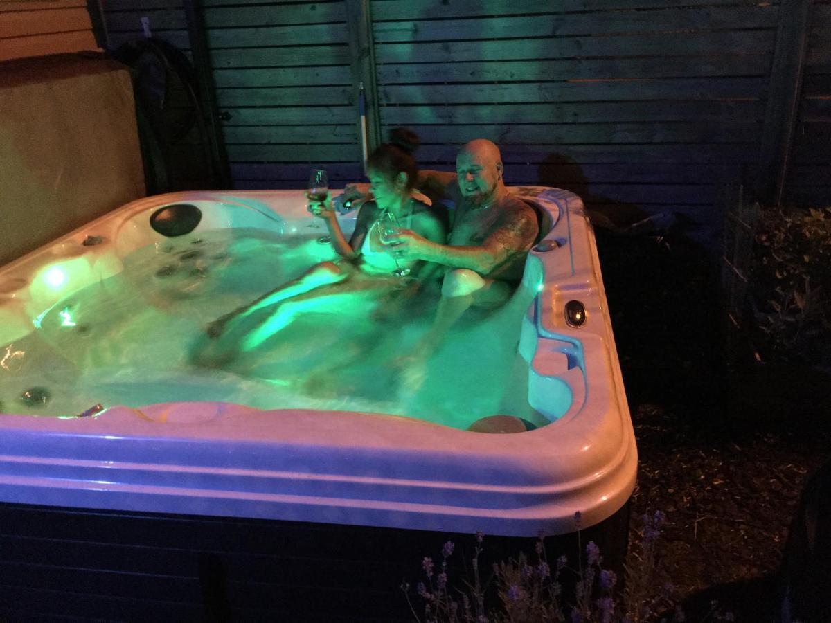 Love-Nest With Private Hot Tub 多伦多 外观 照片